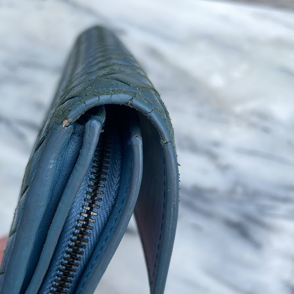 Blue Bottega Veneta woven leather long snap wallet w/ zipper pouch, casual vibe - Picture 15 of 16